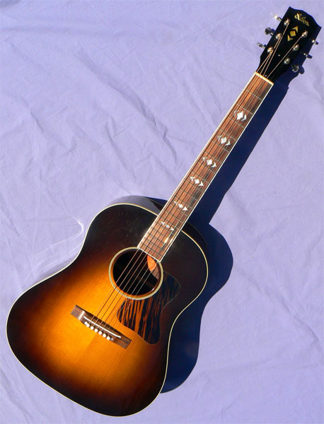 Jumbo Body Guitar Photo